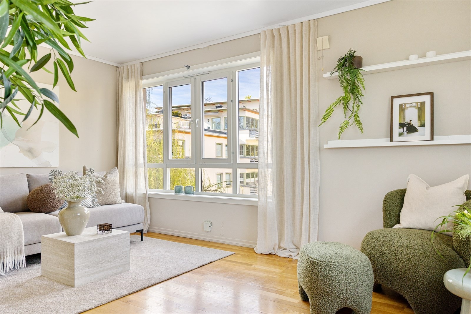 Lys stue med flere vindusflater som slipper inn rikelig med lys. Galleribilde