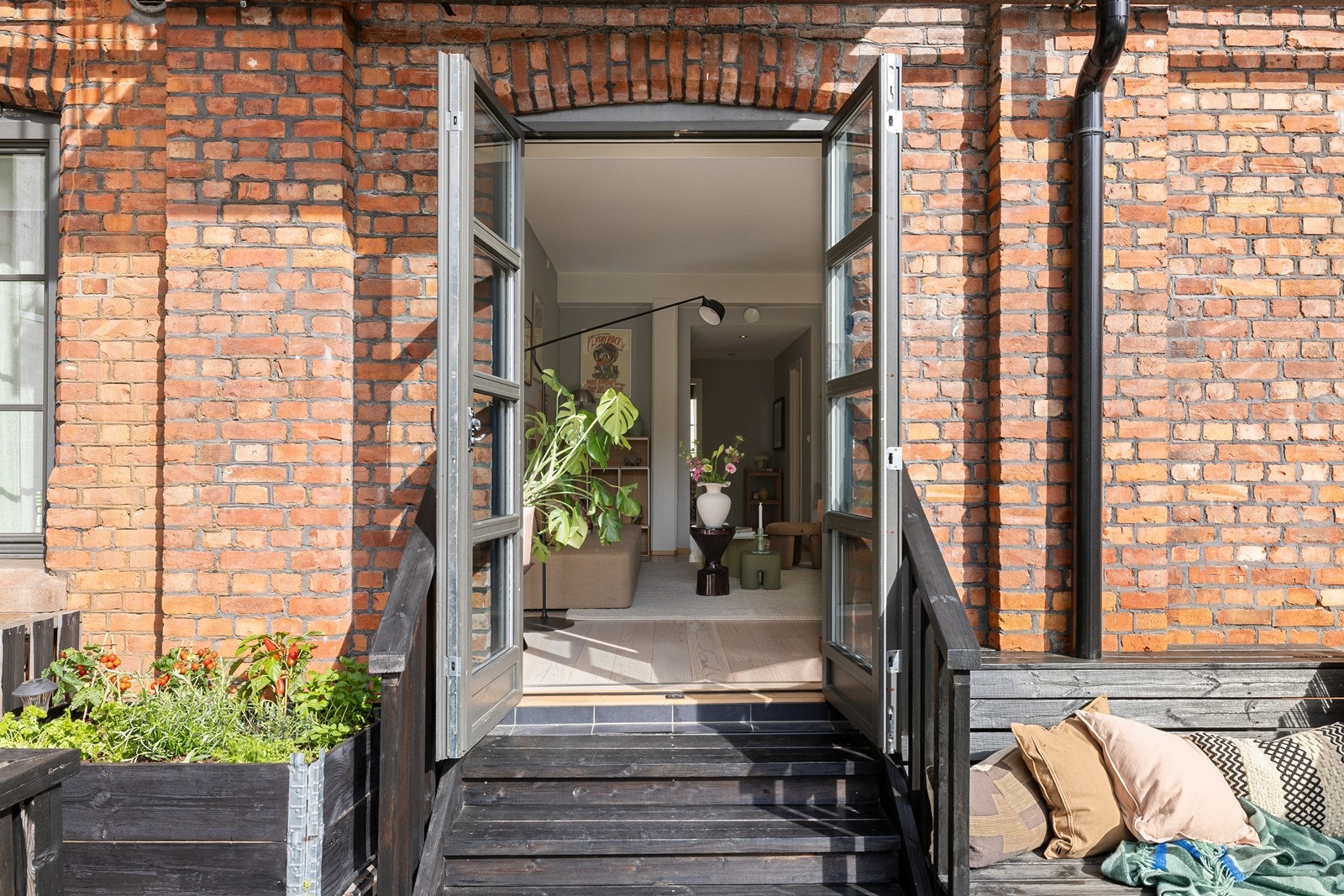 Adkomst fra uteplassen til boligen via terrassedør med 2-lags isolerglass fra 2012 Galleribilde