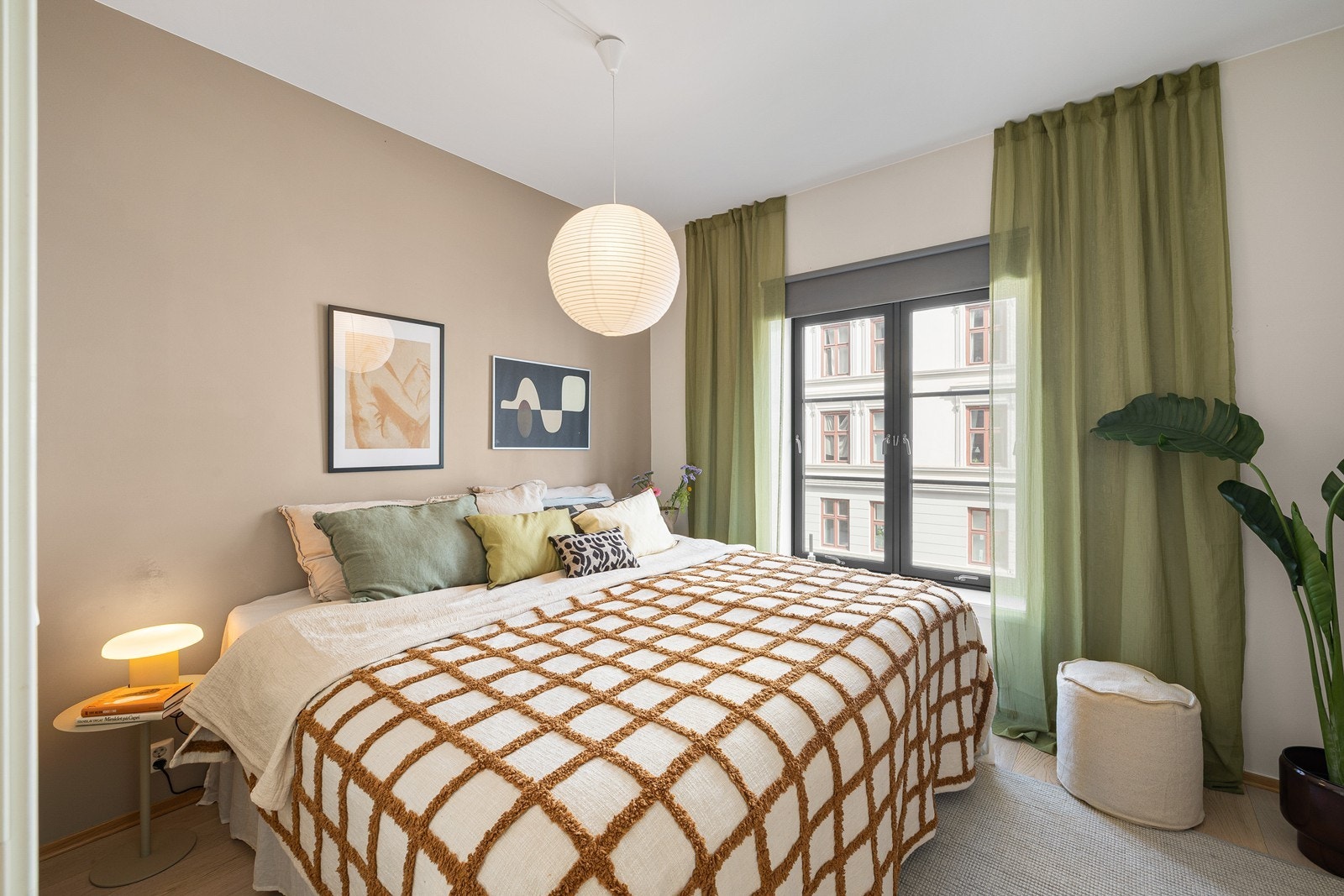 Hovedsoverom med god plass til dobbeltseng og garderobeløsning Galleribilde