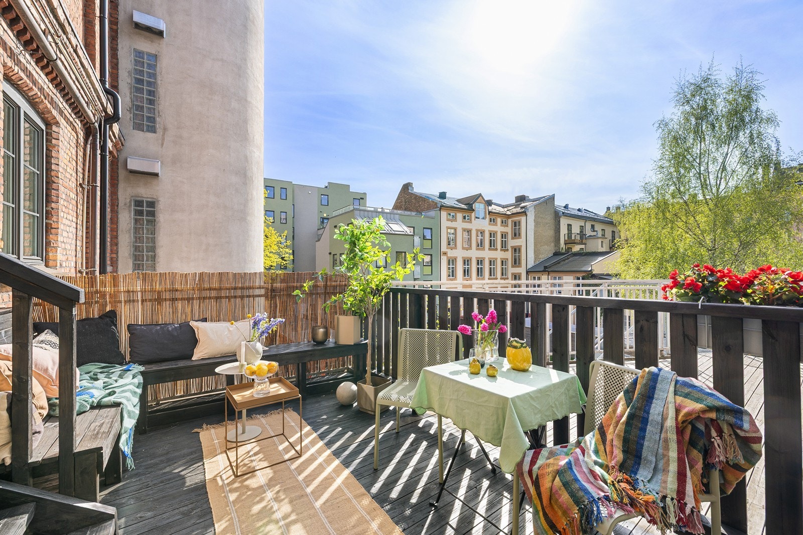 Velkommen til Falsens gate 28! Privat terrasse/uteplass med plass til utemøbler, beplantning og hyggelig opphold i skjermede omgivelser. Foto: Lise Helene Stigen Galleribilde