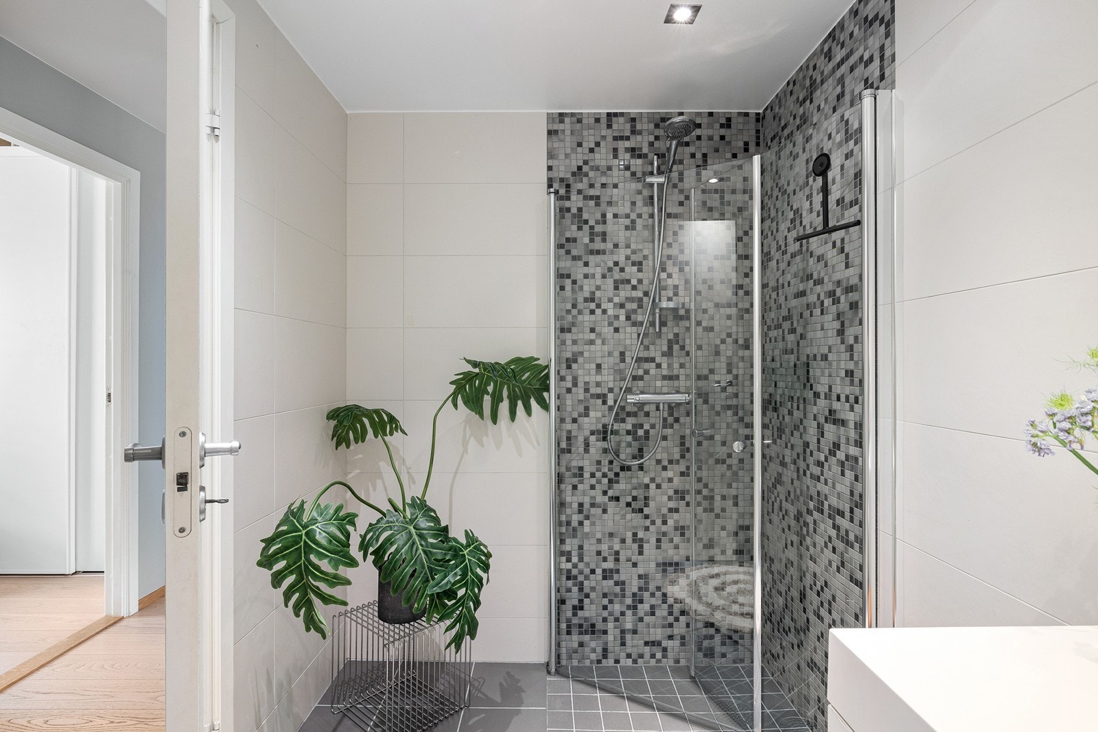 Badet har dusjsone med dusjing direkte på gulv og vegg, samt balansert ventilasjon Galleribilde