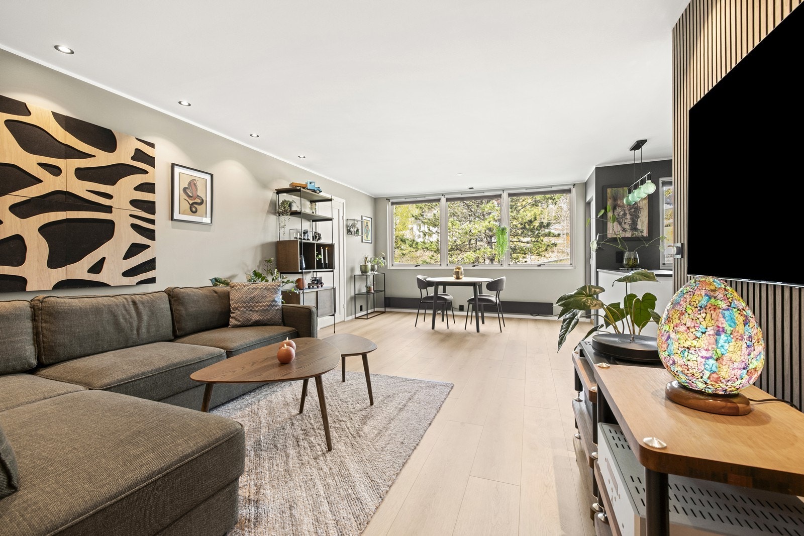 Store vindusflater i stuen slipper inn rikelig med naturlig lys. Galleribilde