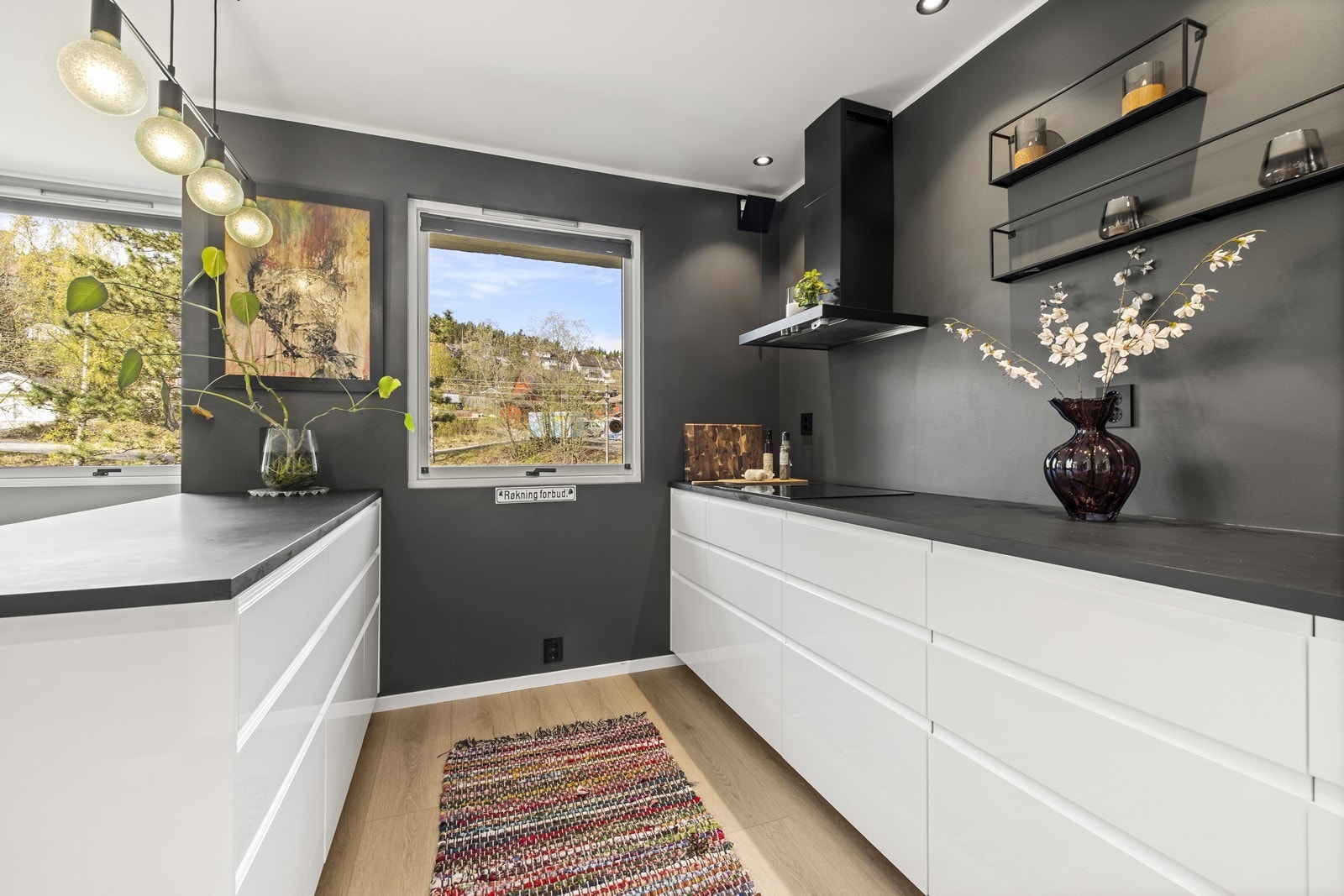 Kjøkkenet byr på rikelig med benkeplass og skuffeplass. Galleribilde