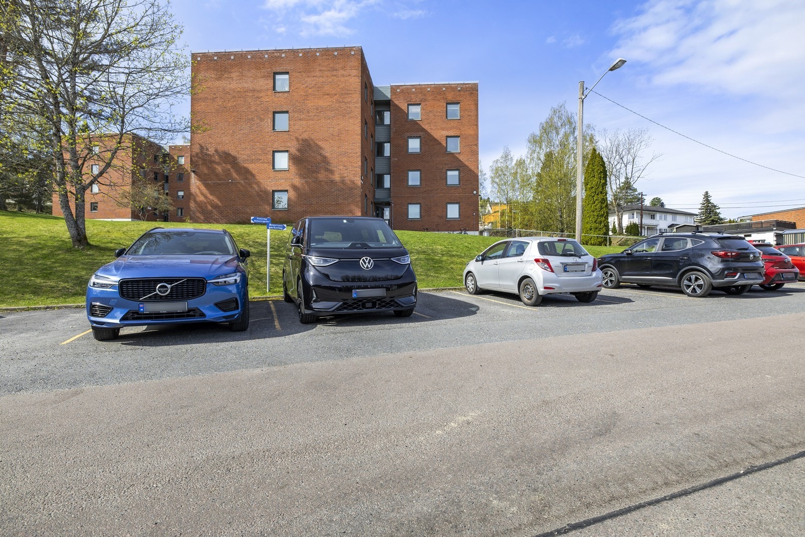 Borettslaget disponerer 72 garasjer og 70 parkeringsplasser med motorvarmer for utleie. Parkeringsplass følger ikke leiligheten ved salg, men tildeles etter venteliste og leies ut av borettslaget i henhold til gjeldende retningslinjer. Galleribilde