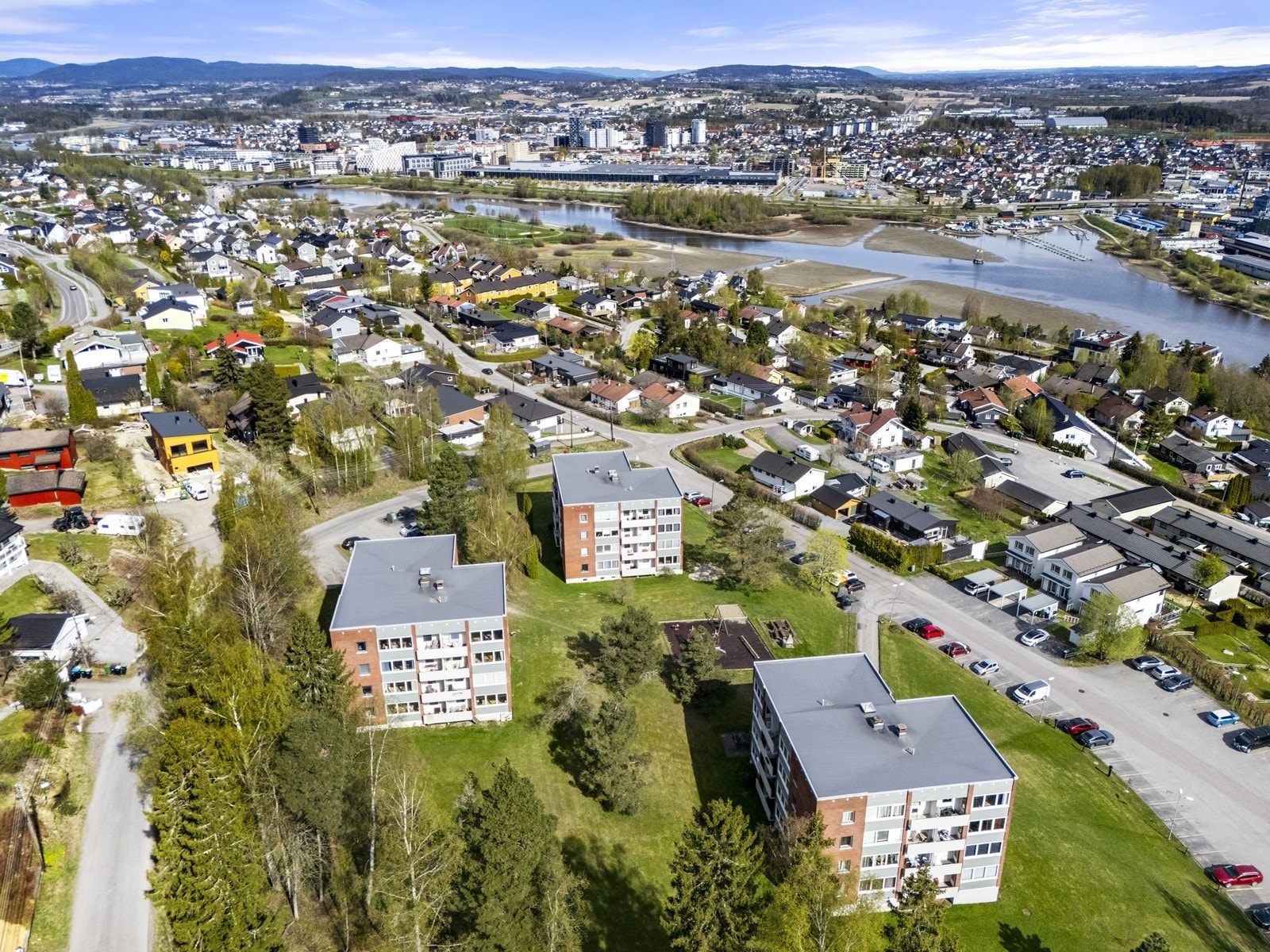 Fra leiligheten er det kun en kort kjøretur til Lillestrøm stasjon, et knutepunkt for kollektivtransport. Galleribilde