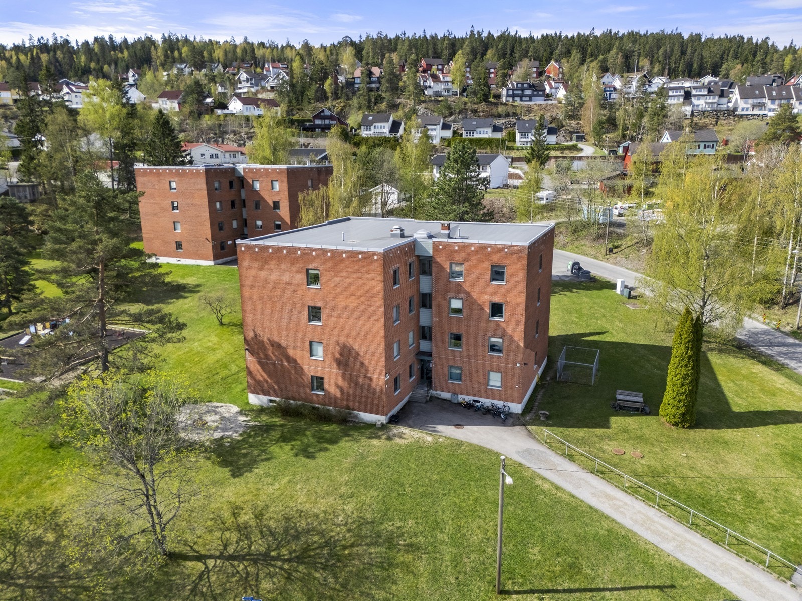 Borettslaget er veletablert og ligger i et rolig område med lite trafikk. Velkommen til visning! Galleribilde