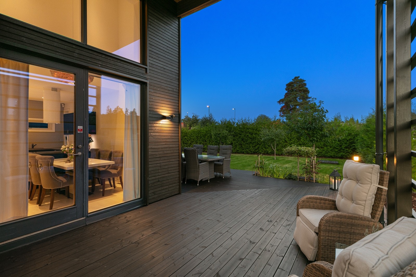 Kveldsstemning på terrassen i 1. etasje - sommeren på sitt beste. Galleribilde