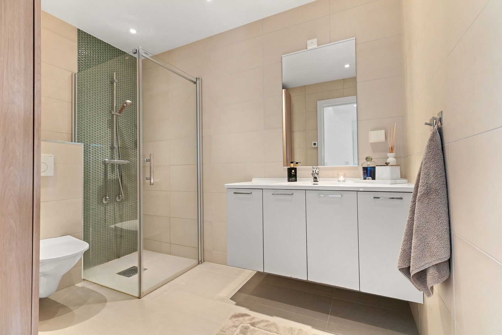 Hovedbadet i 2. etasje - romslig og elegant med natursteins-lignende fliser og grønn mosaikk i dusjsonen. Galleribilde