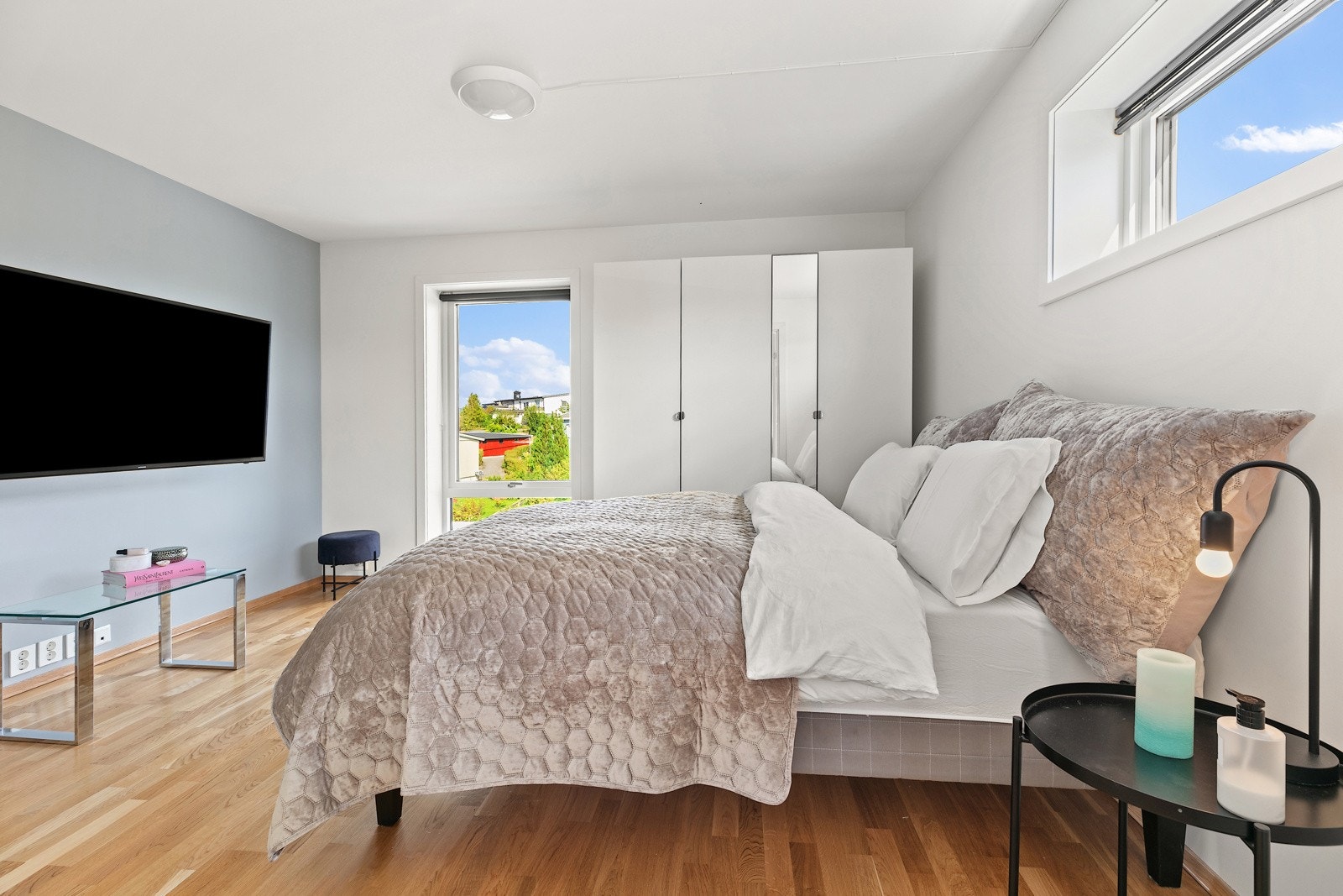 Hovedsoverommet har plass til dobbeltseng, TV og speilgarderober - med eget bad vegg-i-vegg. Galleribilde