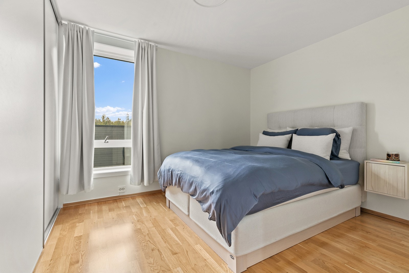 Romslig soverom i 3. etasje - klart til bruk som soverom, kontor eller tv-stue. Galleribilde