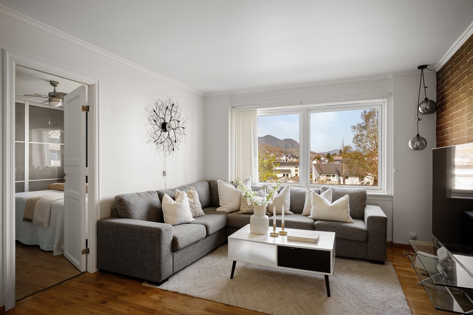 Her er det god plass til stor sofagruppe og tv-benk. Naturlige soner for møblering. Galleribilde