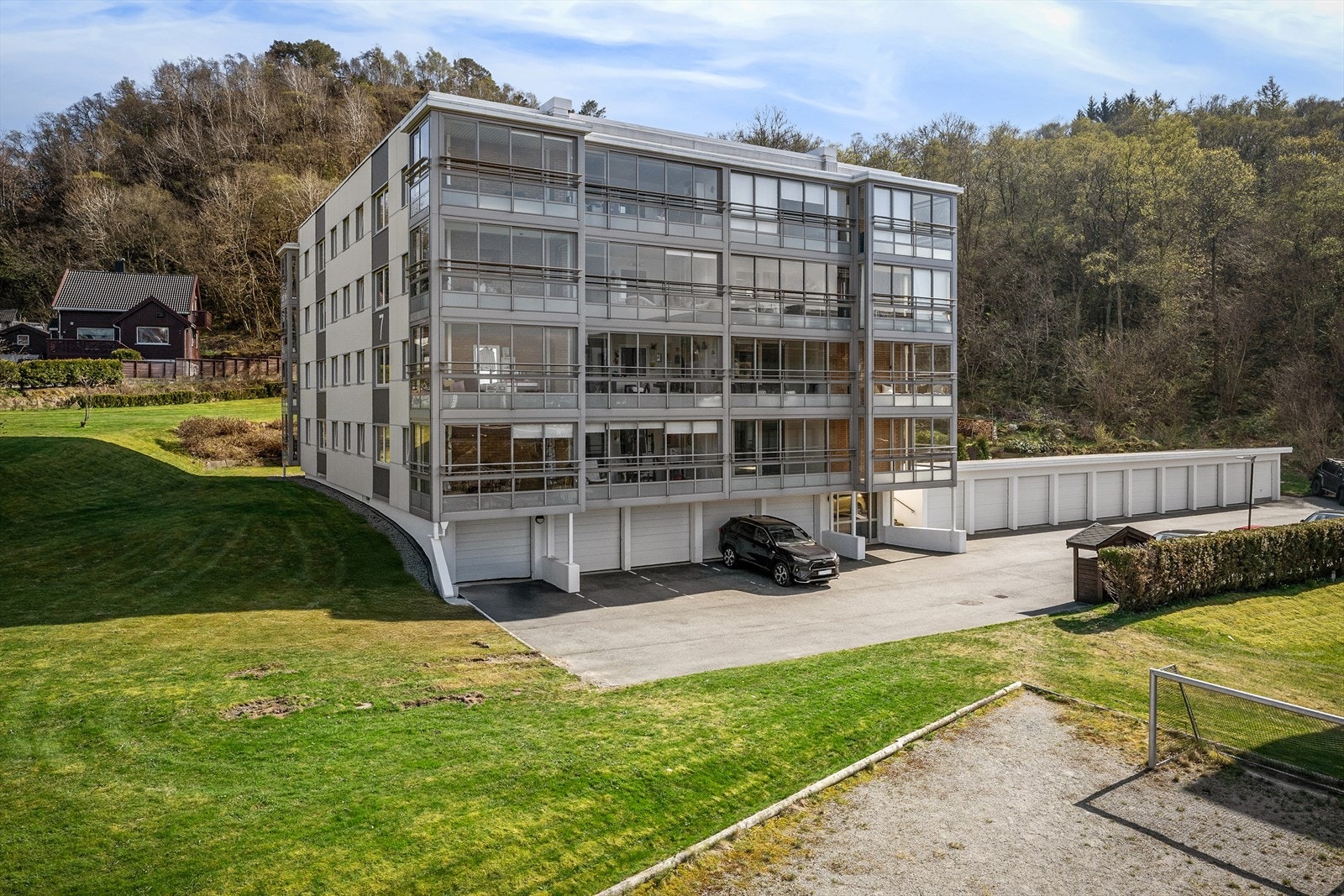 Pent opparbeidet uteområde med gode parkeringsplasser, hyggelige sittegrupper og velstelte grøntområder som gir et trivelig og innbydende uteareal. Galleribilde