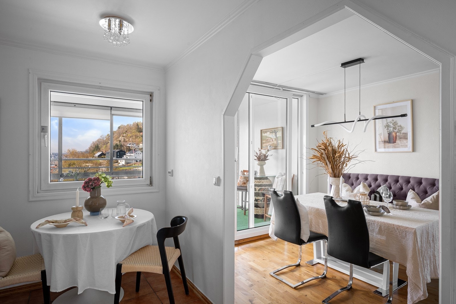 Hyggelig spiseplass på kjøkkenet til hverdags, samt god plass til et større spisebord når du inviterer gjester. Galleribilde
