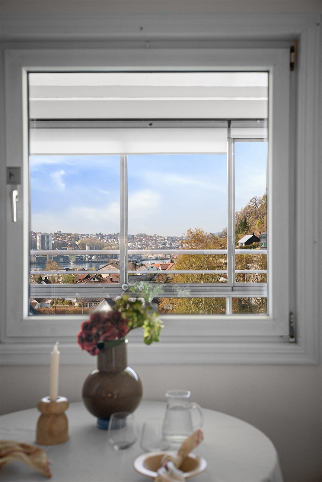 Utsikt til Gandsfjorden fra kjøkkenvinduet. Galleribilde