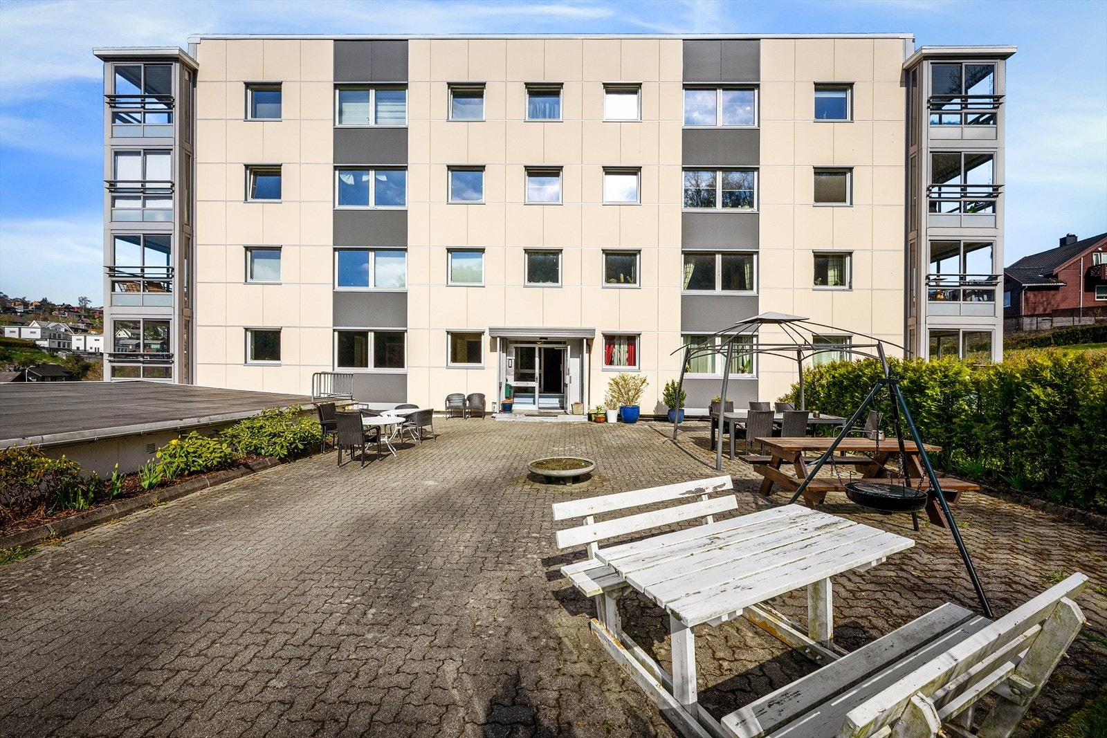 Borettslaget har hyggelige felles uteområder med sittegrupper. Galleribilde