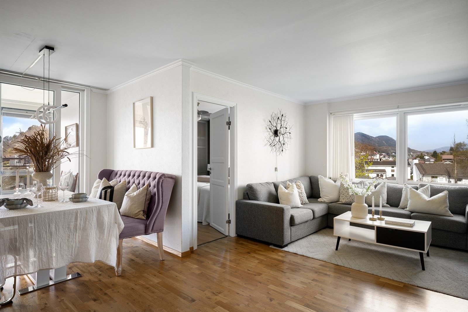 Stuen har en åpen og sosial planløsning med god plass til både sofagruppe og spisebord. Galleribilde