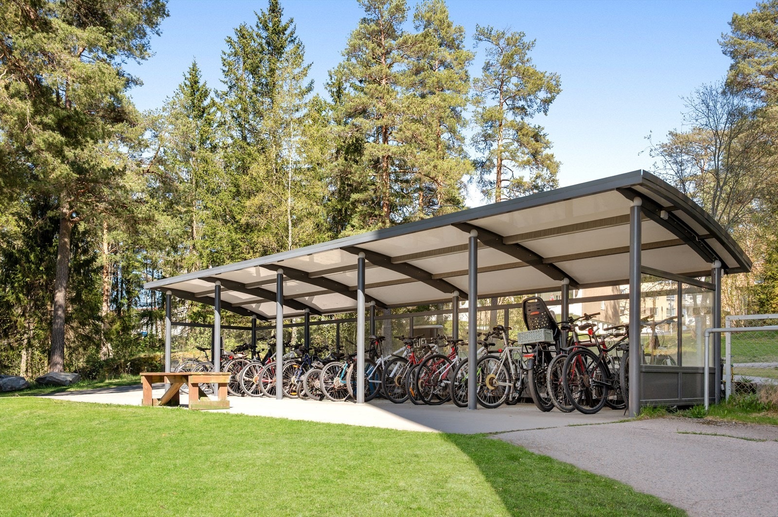 Sykkelparkering rett utenfor blokken. Galleribilde