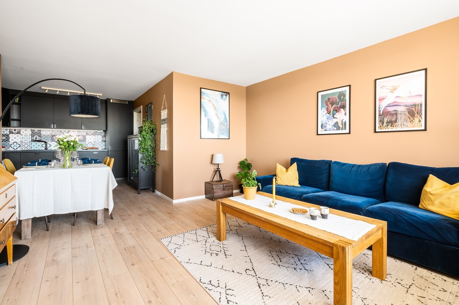 Lys stue med gode møblerinsmuligheter, her har du plass til å innrede med både spisegruppe og sittegruppe. Galleribilde