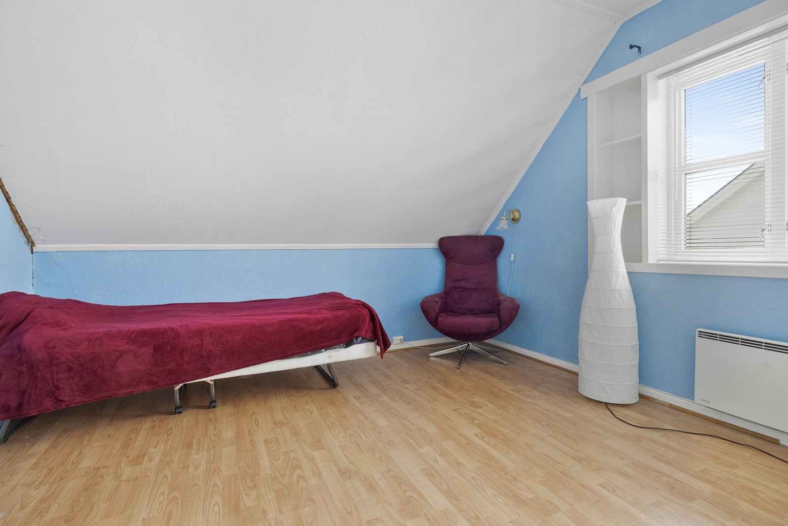 Hvert rom har plass til seng, nattbord og annet ønsket møblement. Galleribilde