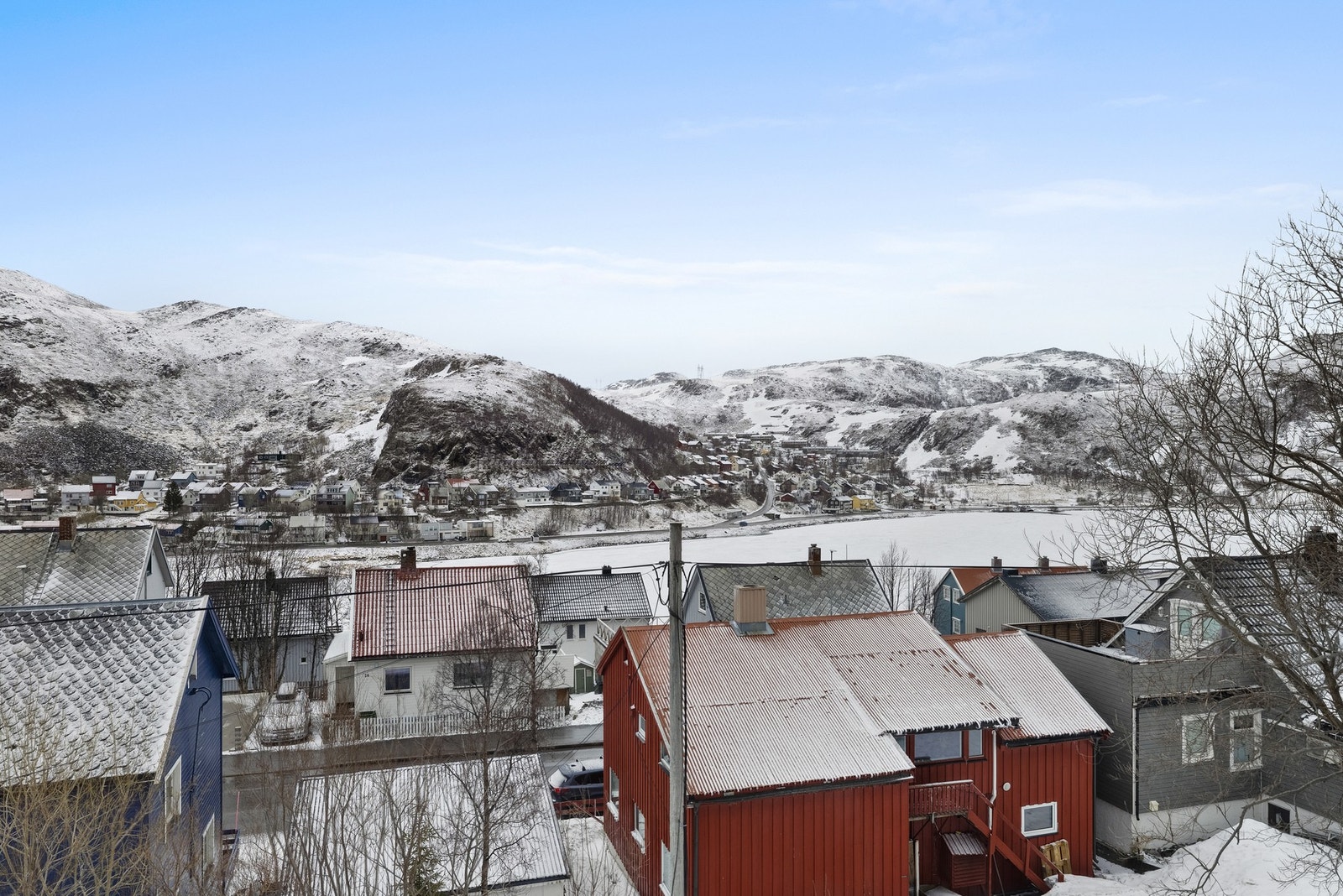 For den aktive er det umiddelbar nærhet til flotte tur- og rekreasjonsområder. Galleribilde