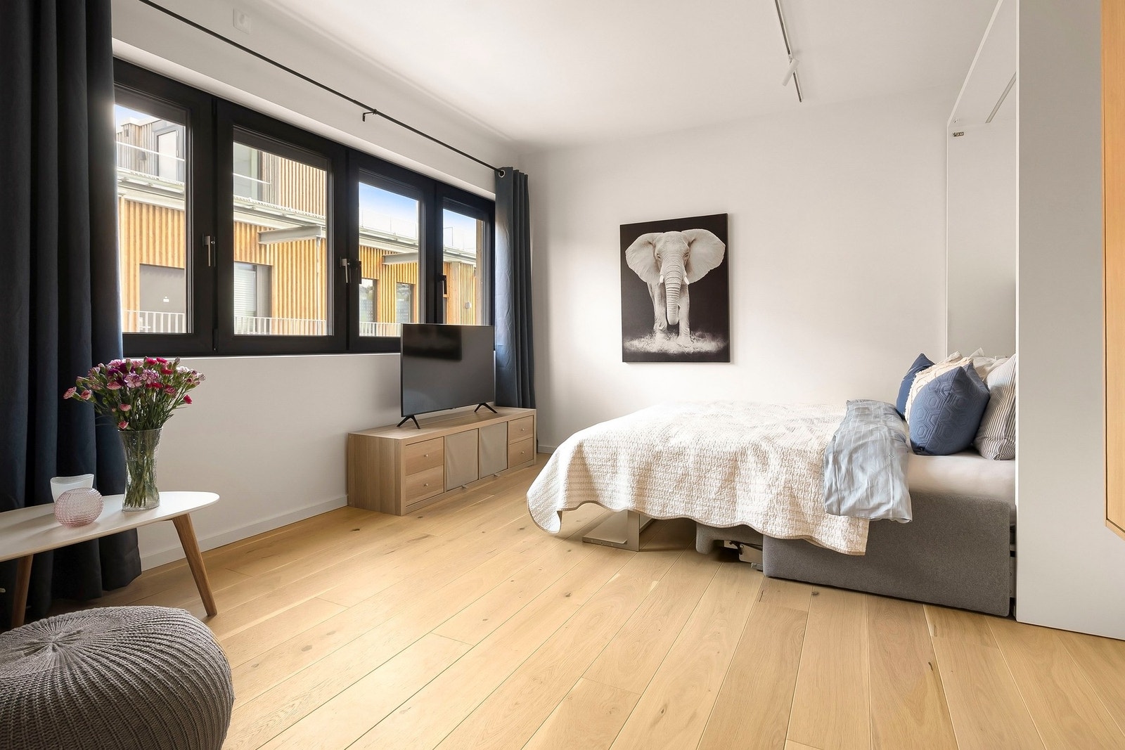 Leiligheten byr på plassbesparende løsning med innfellbar seng m/ sofa under Galleribilde