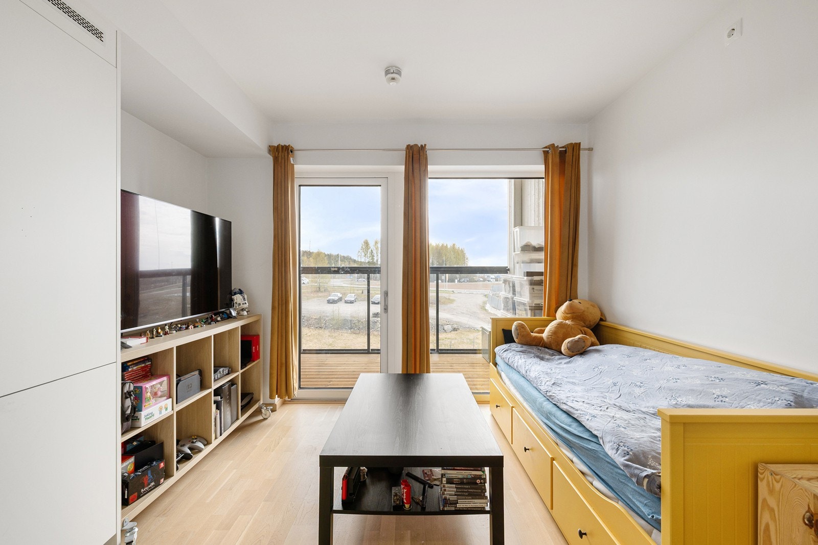 Store vindusflater gir godt lysinnslipp, og fra stuen er det direkte utgang til en flott innglasset balkong på ca. 6 m² vendt mot syd. Galleribilde