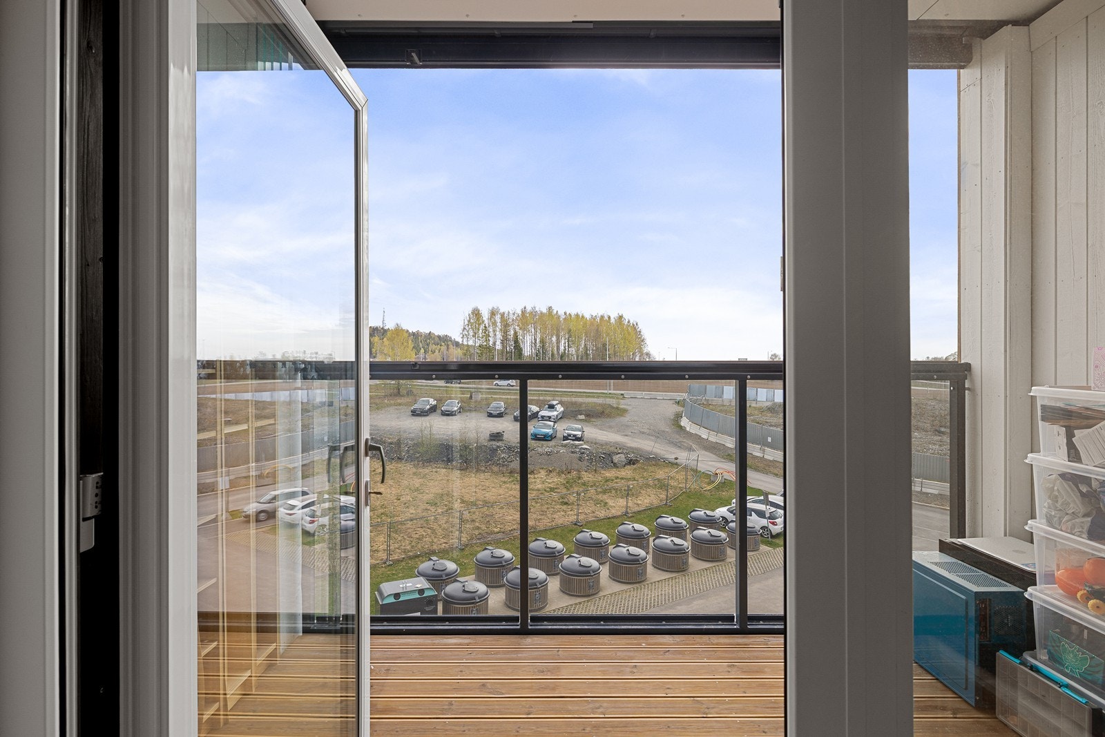 Leiligheten er arealeffektiv med store vinduer og åpen stue/kjøkkenløsning med utgang til sydvendt, innglasset balkong på 6 m². Galleribilde