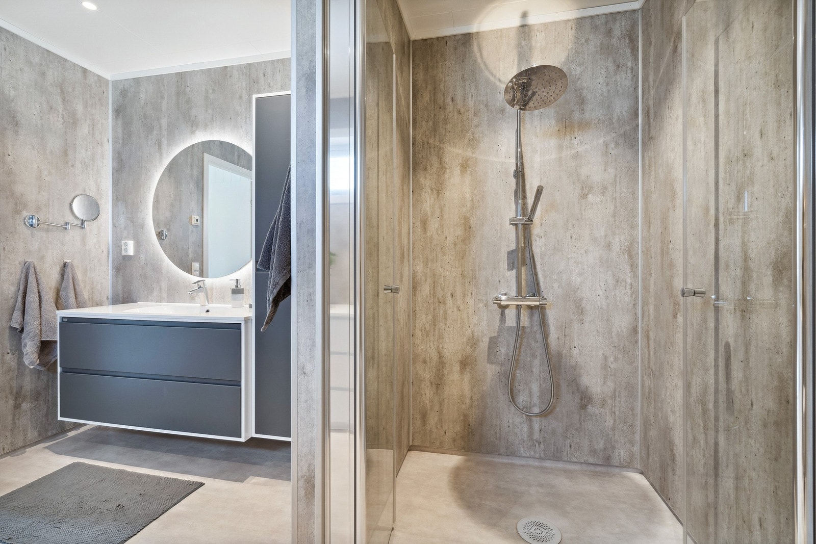 Badet er innredet med en romslig dusjnisje med glassdører. Galleribilde