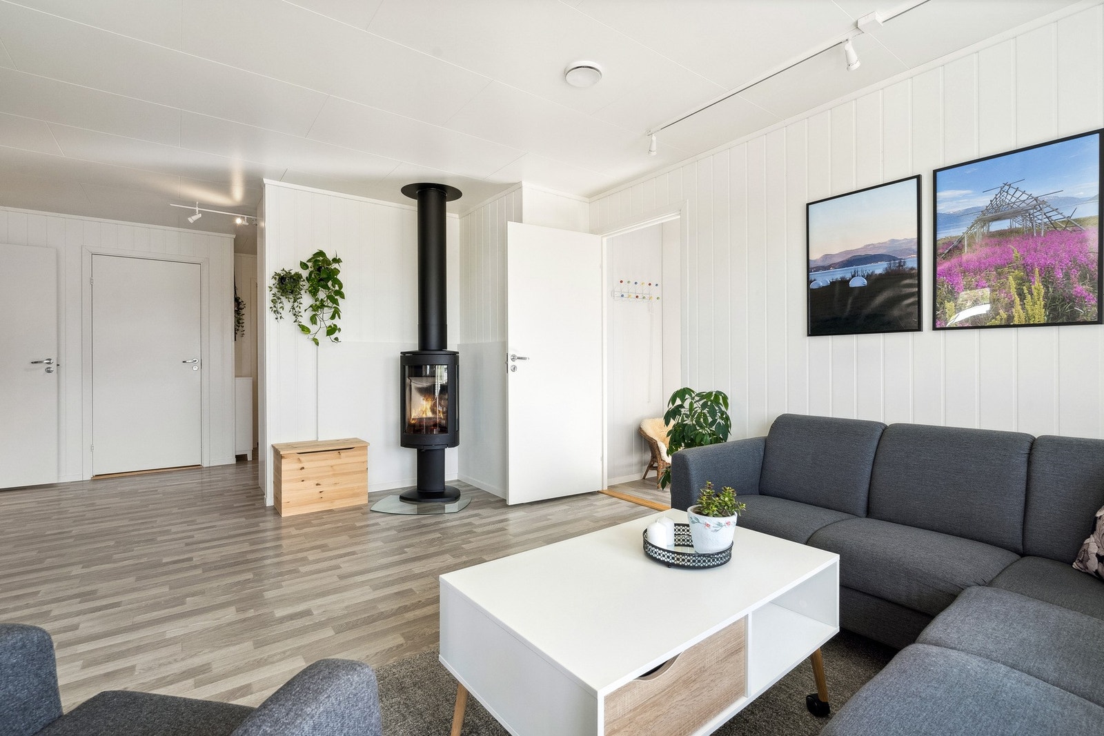 Stuen har flere møbleringsmuligheter og lyse overflater. Galleribilde