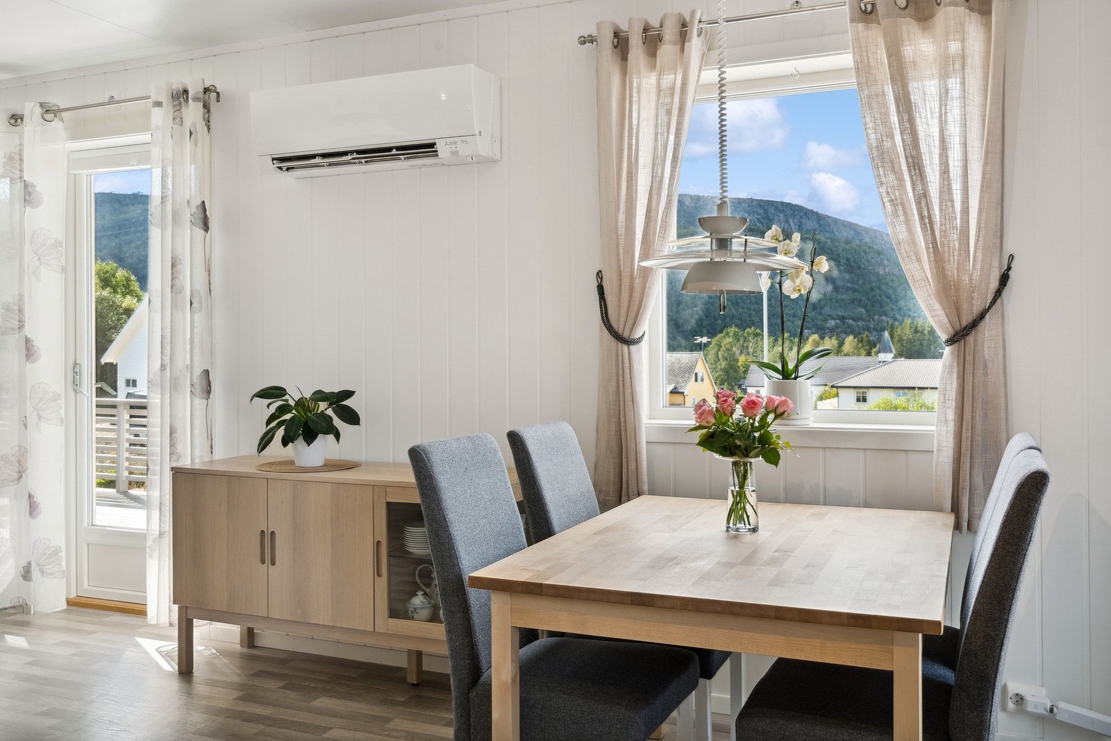 Stue har utgang til terrassen via en balkongdør. Galleribilde
