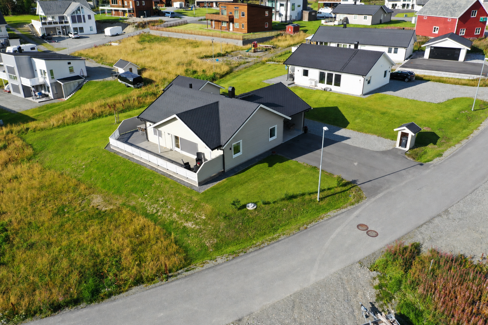 Velkommen til en moderne enebolig fra 2019 på en eiet tomt på ca. 855 kvm. Galleribilde