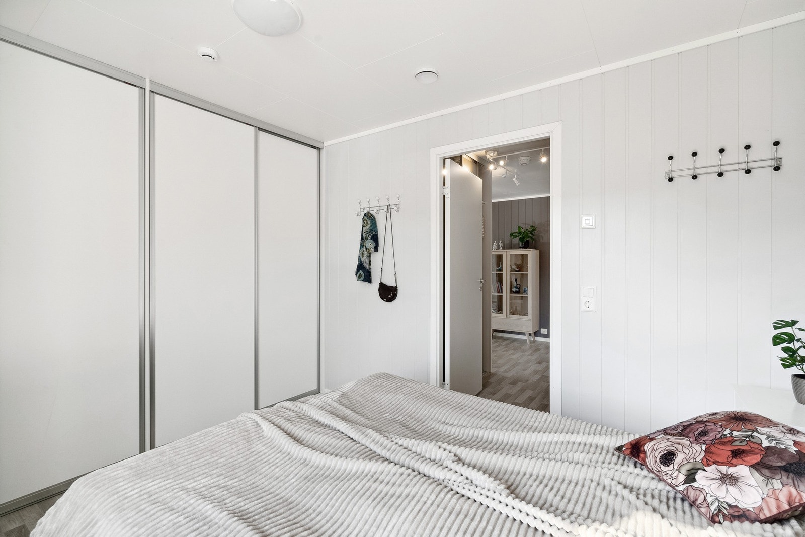 Hovedsoverommet har en stor skyvedørsgarderobe langs den ene veggen. Galleribilde