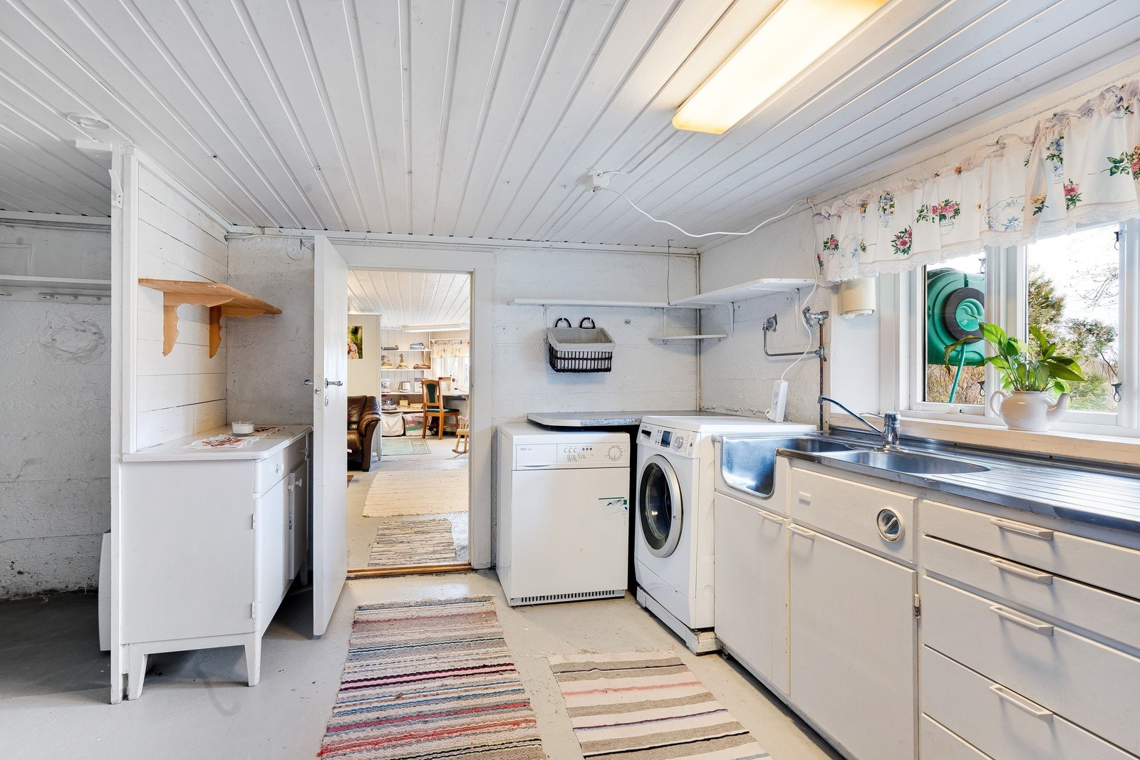 Kjeller med ekstra vaskerom/grovkjøkken og god lagringsplass Galleribilde