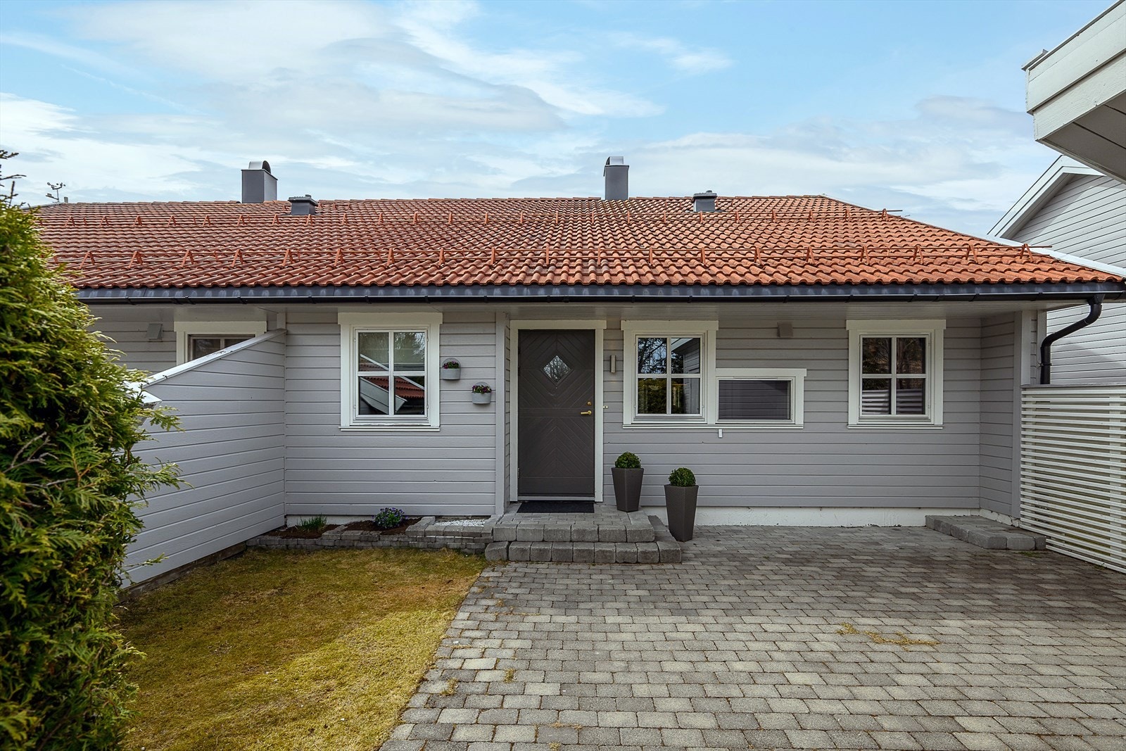 Boligen ligger i et etablert og barnevennlig område på Røyslimoen, med kort gangavstand til både skole og barnehage. Galleribilde