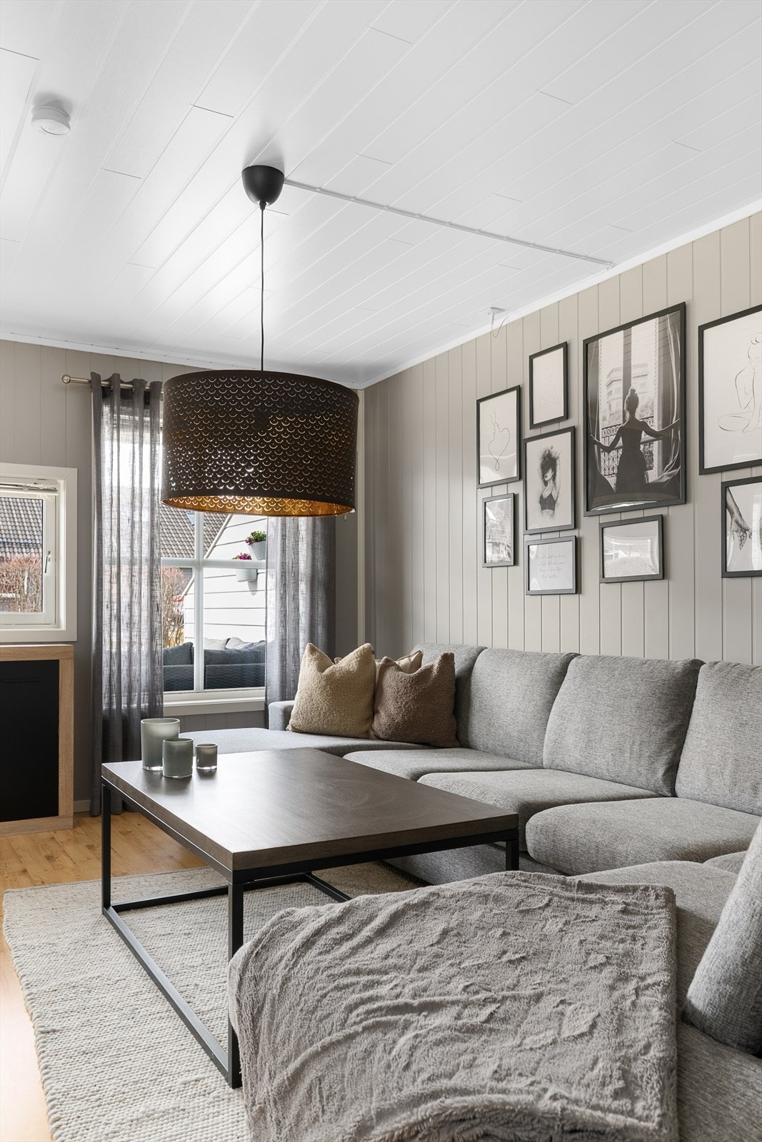 Gjennomgående materialvalg og malte panelplater på veggene skaper en helhetlig stil. Galleribilde