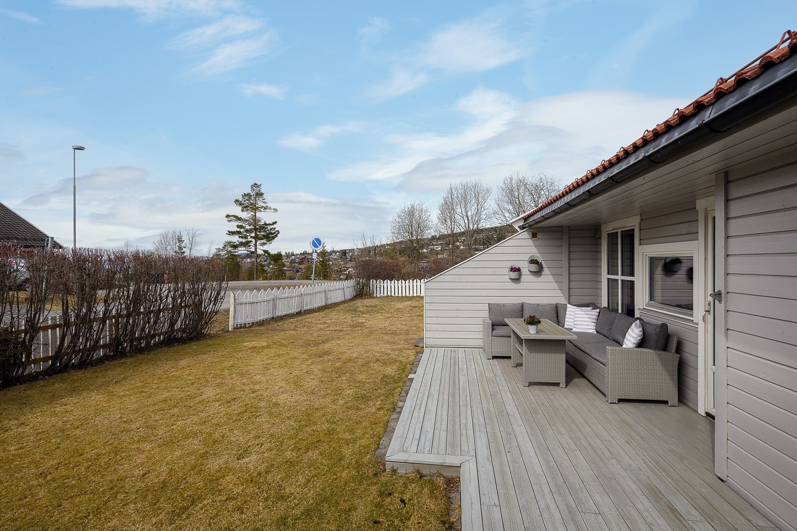 Boligen disponerer det området som naturlig ligger utenfor enheten, men hele tomten er fellesareal for borettslaget. Galleribilde