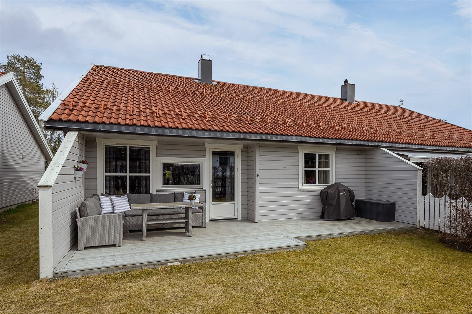 Fra stuen er det utgang til en 20 m² stor terrasse via en ny verandadør fra 2024 med 3-lags glass. Galleribilde