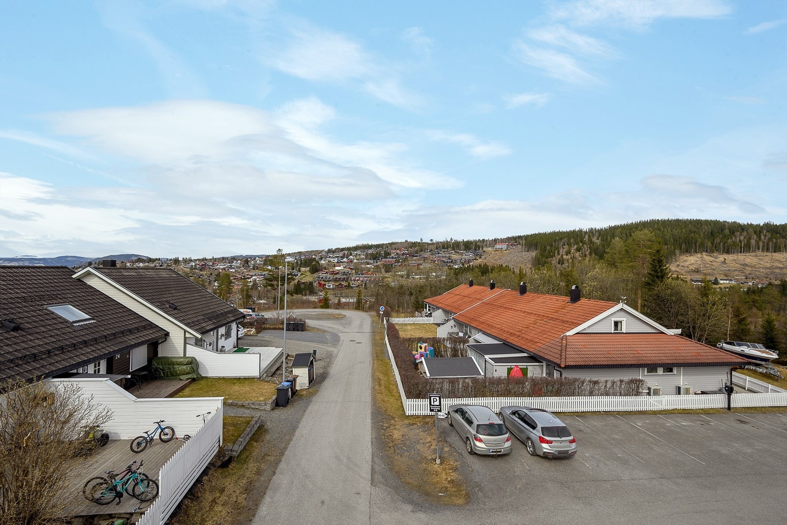 Boligen ligger i et rolig og barnevennlig boligområde, sentralt på Røyslimoen, men kort gangavstand til barnehage, skole, dagligvare m.m. Galleribilde