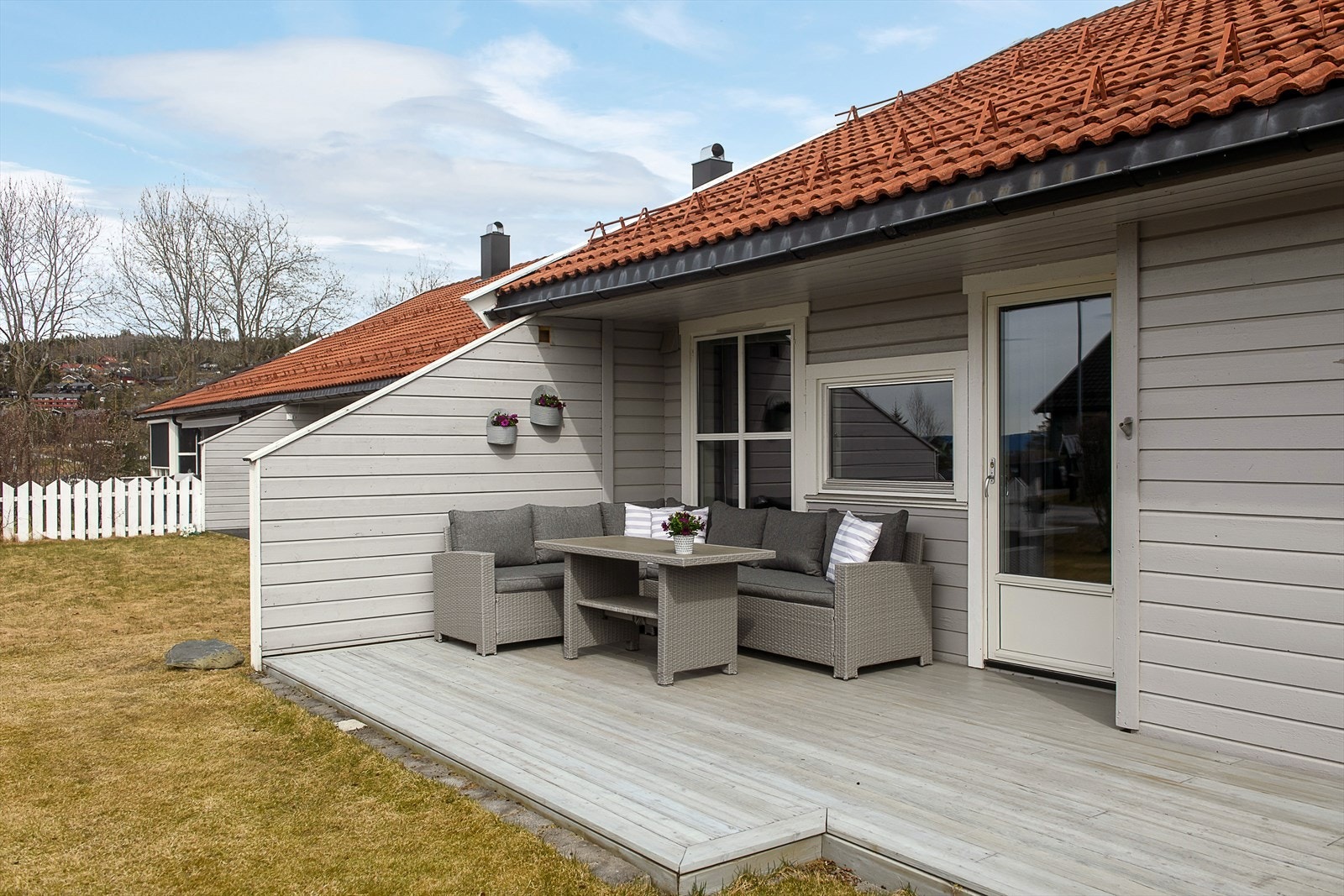 Terrassen er oppført i impregnerte trekonstruksjoner og har levegger som skjermer for innsyn. Galleribilde