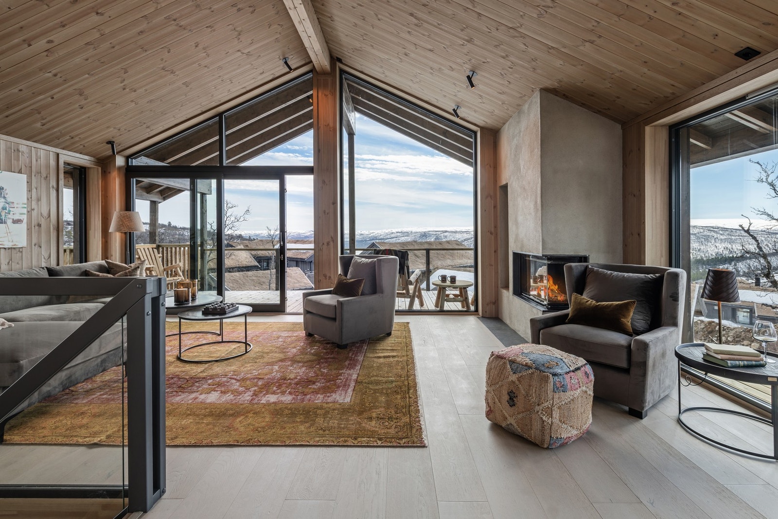 En lys og moderne ny hytte, med store panoramavinduer som slipper naturen helt inn Galleribilde