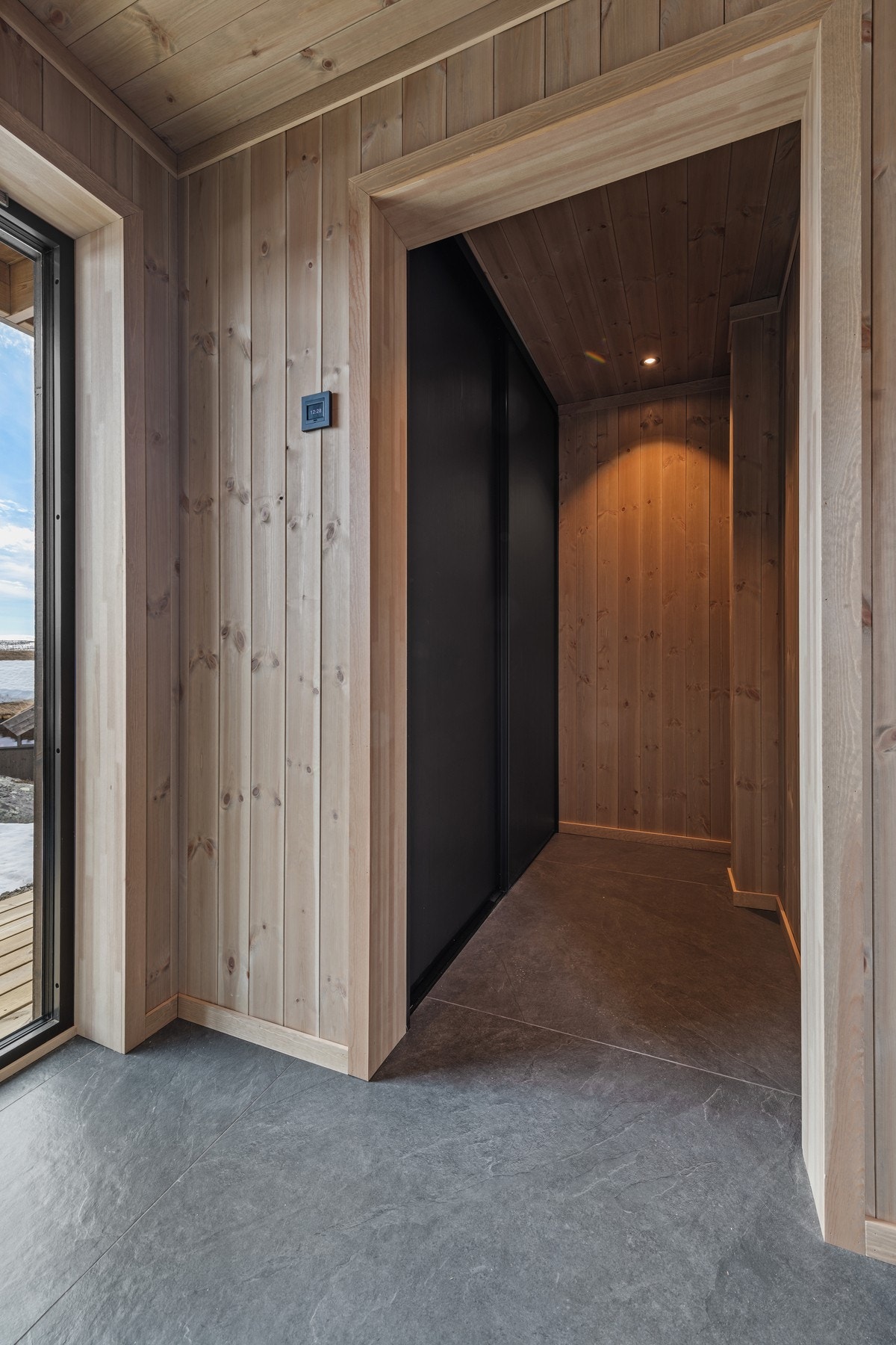 Entreen har godt med garderobeplass Galleribilde