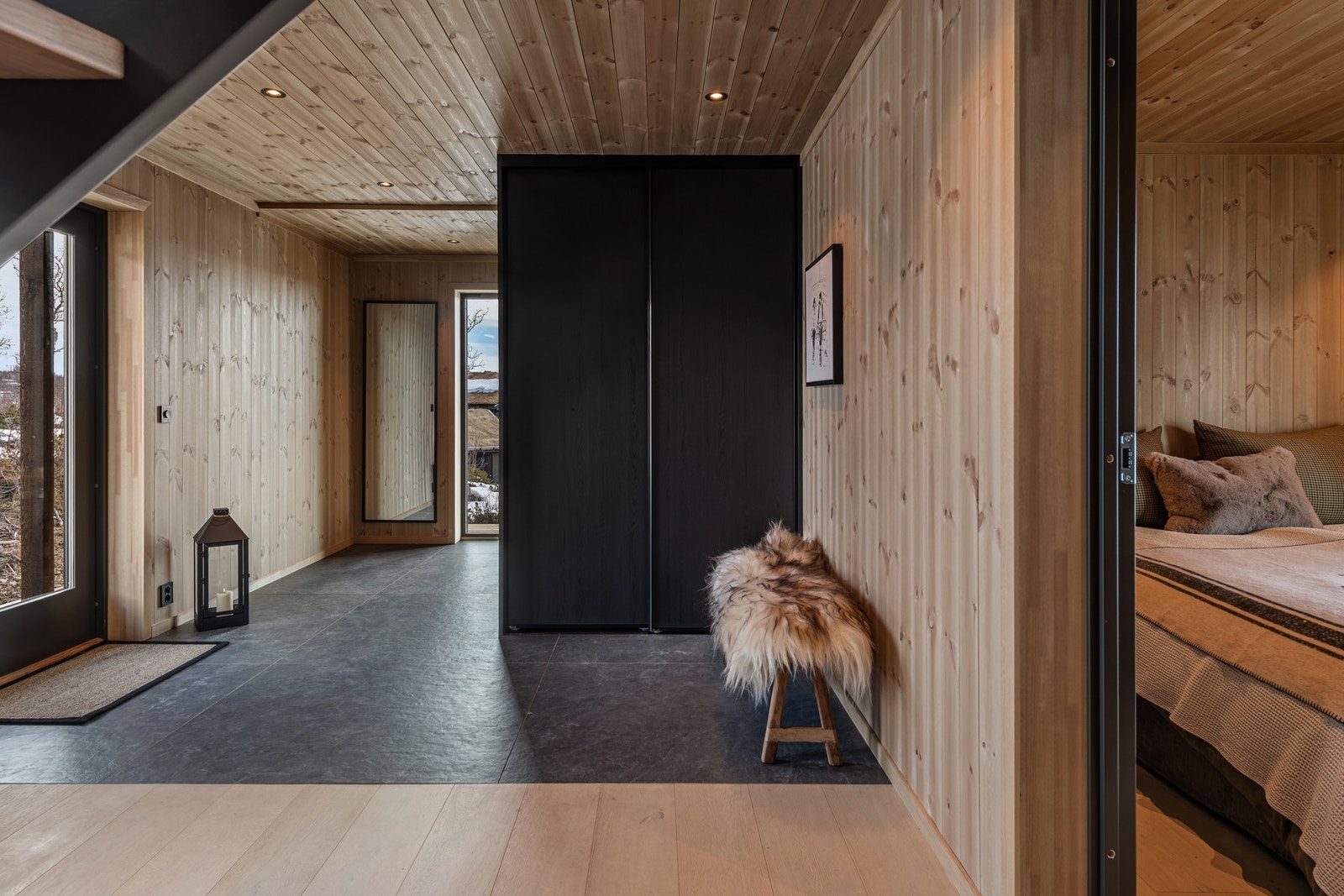 En romslig entré er godt når hytten fylles med familie og venner Galleribilde
