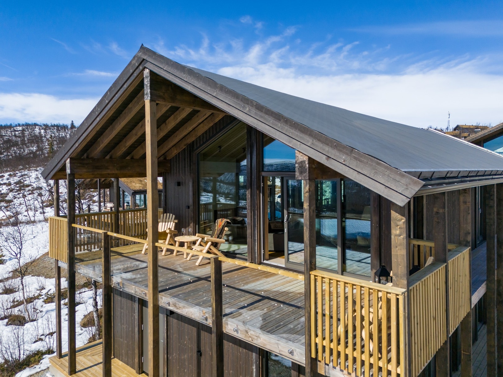 Solrik terrasse med utgang fra stuen som gir en sømløs overgang mellom inne og ute Galleribilde