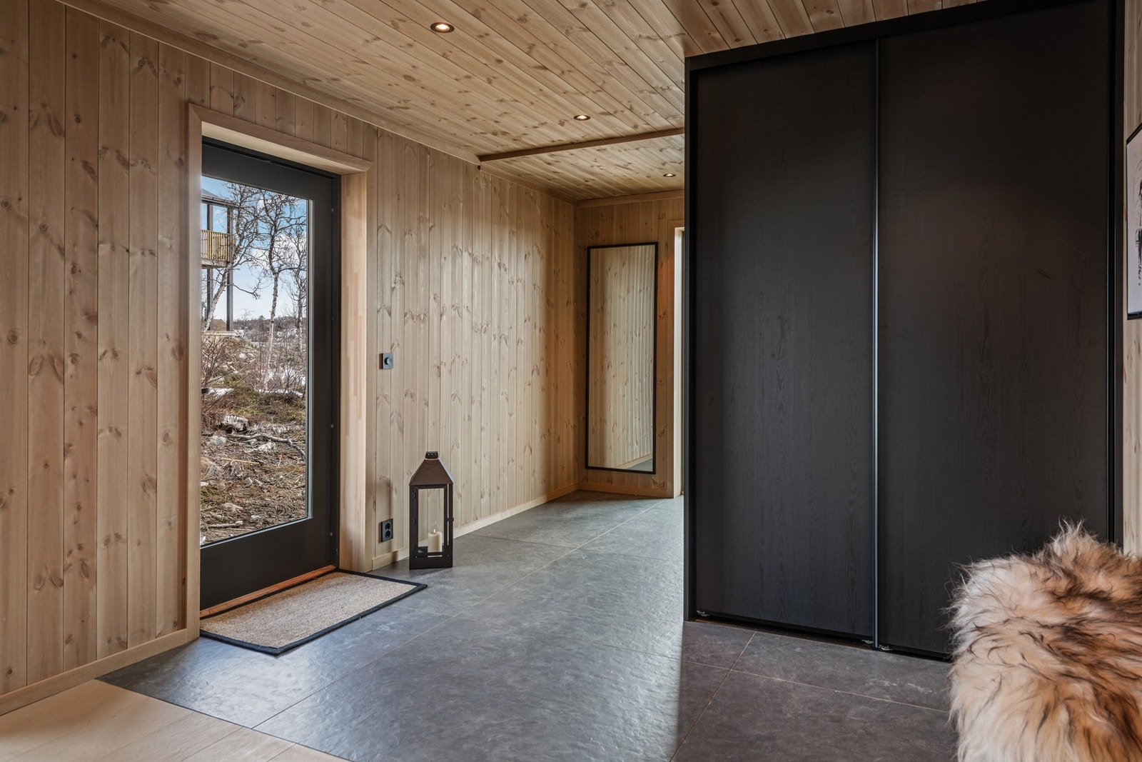 Kombinasjonen mellom panel og flis skaper en lun og varm følelse Galleribilde