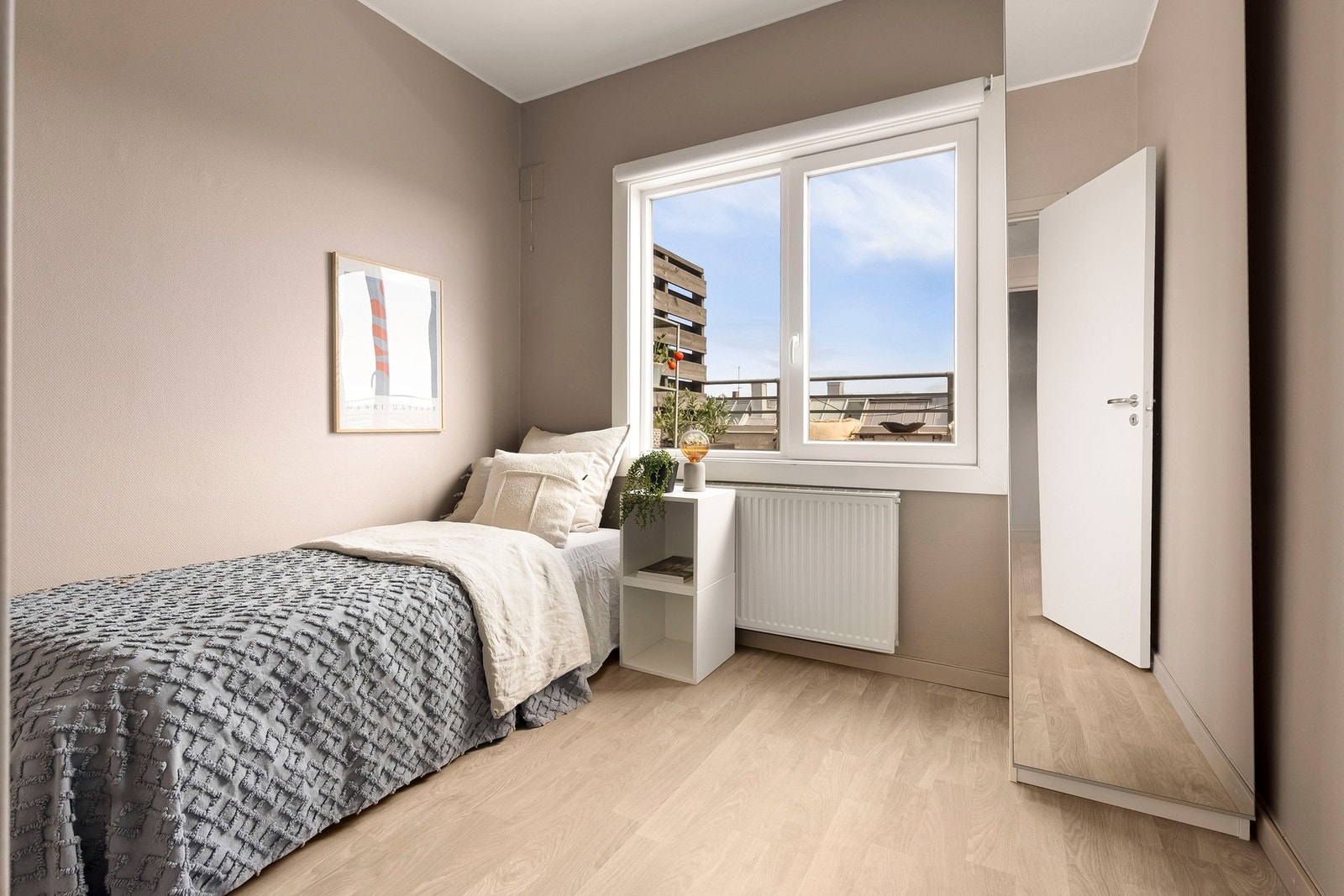 Leiligheten har to fine soverom. Selger har i peridoer leid ut det ene rommet, da begge rommene er av god størrelse. Galleribilde