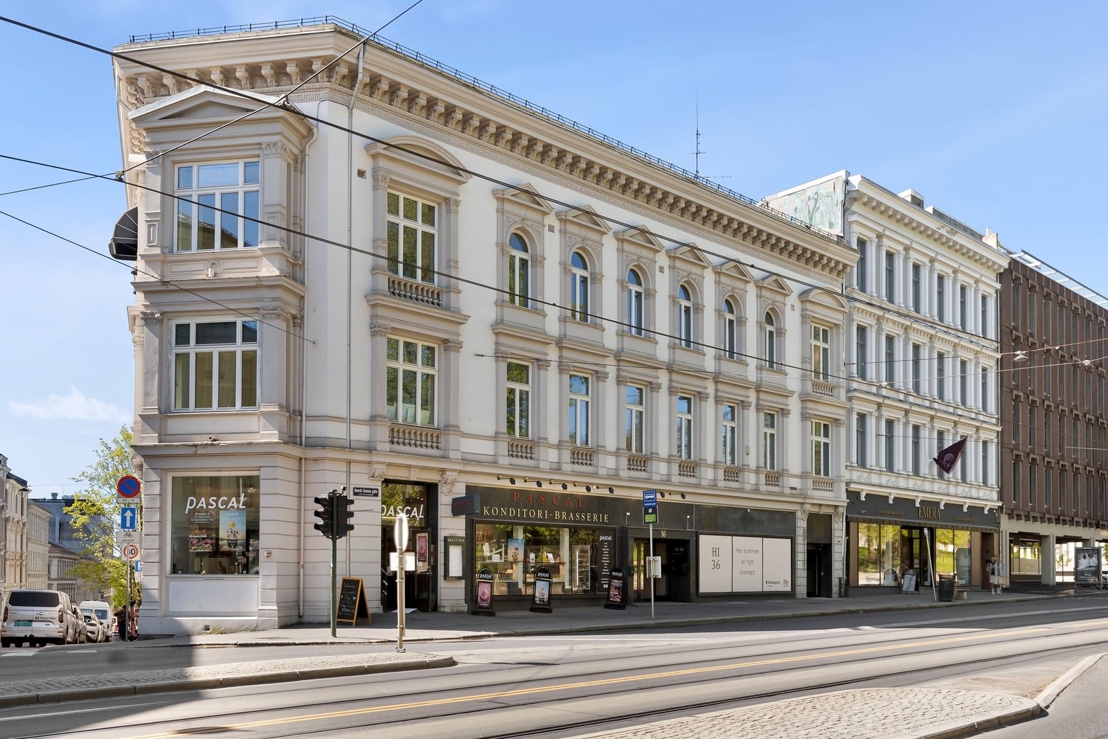 Kort gangavstand til alt av servicefasiliteter, uteliv og offentlig transport. Solli Plass har rikelig med serveringssteder, butikker, Sats treningssenter, trikk og buss. Spisesteder som Alex Sushi, Palace Grill, Pascal og Ruffino ligger alle innen ca. 3 Galleribilde