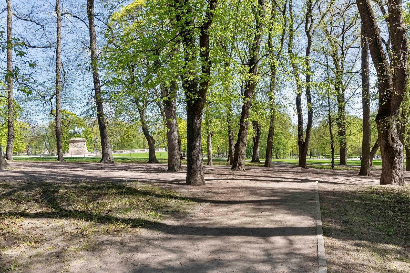 Det finnes en rekke flotte parker i nærheten, som Slottsparken og Frognerparken. Dersom man er glad i å gå turer er det flere muligheter i nærområdet, blant annet ligger Frognerkilen i kort avstand og Huk på Bygdøy er kun en kort busstur unna. Galleribilde