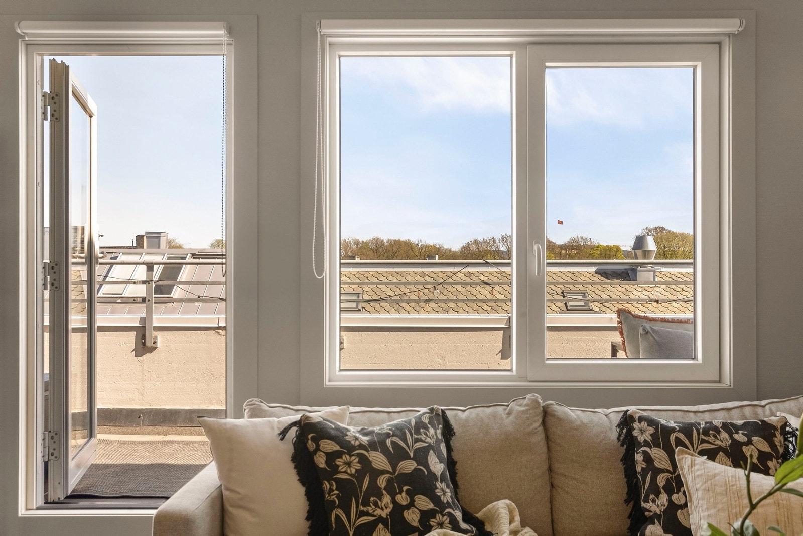 Fra stuen er det utgang til en østvendt terrasse på hele 18 kvm. Galleribilde
