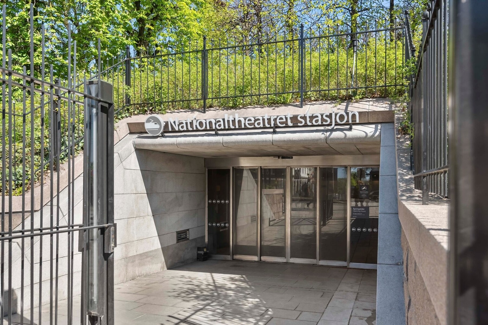 Kort vei til absolutt alt av offentlig kommunikasjon. Buss og trikk fra Solli Plass, Ruseløkka, Slottsparken og Nationaltheateret. Inngangen til Nationaltheateret med tog, flytog og T-bane ligger ca. 100 meter fra leiligheten. Galleribilde