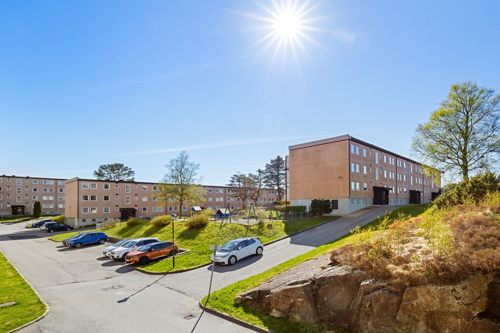 Borettslaget har flott fellesareal med lekeplass, grøntområder og gangveier. Galleribilde